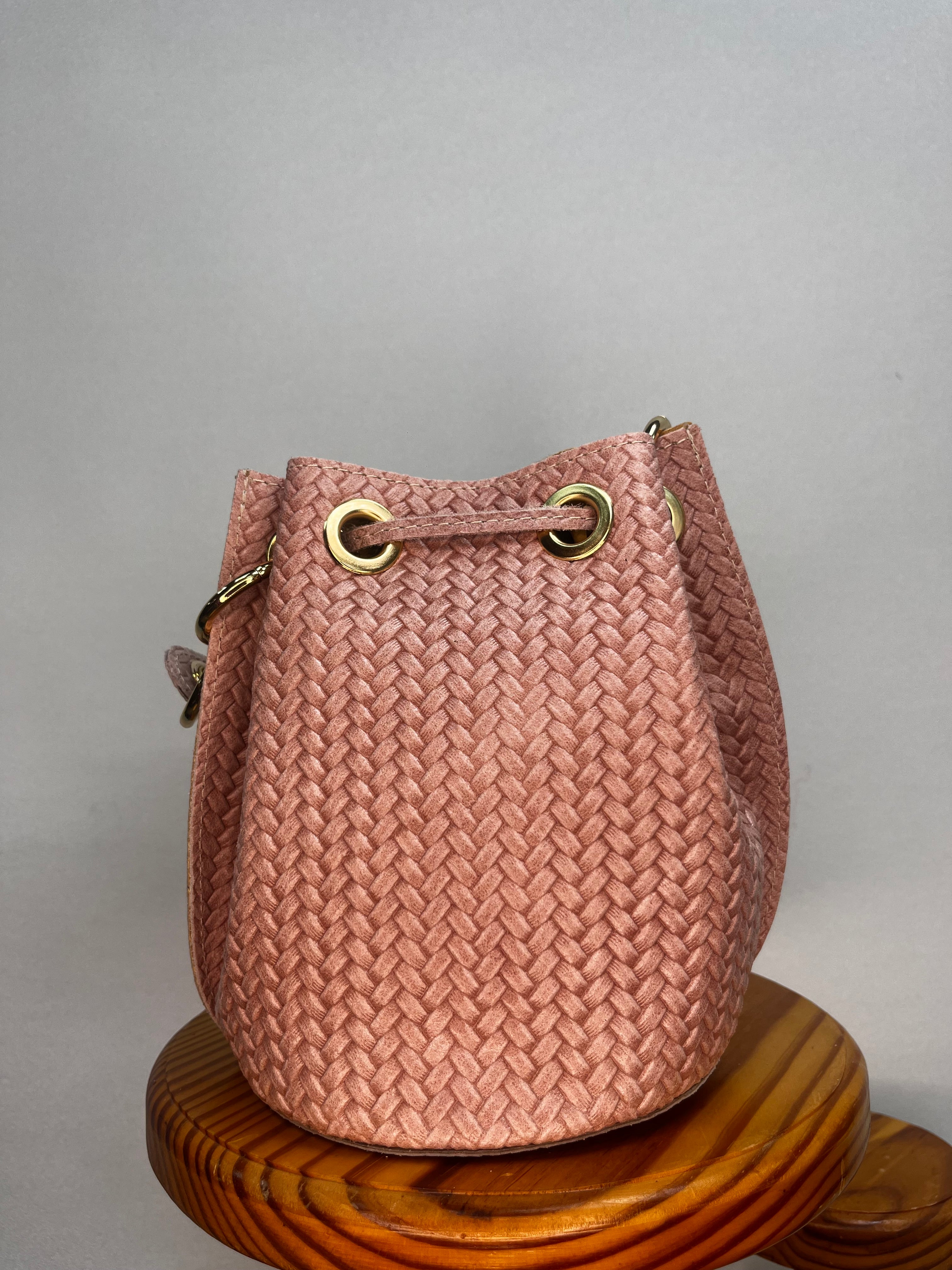 BOLSO BOMBONERA MINI CON TEXTURA ROSA