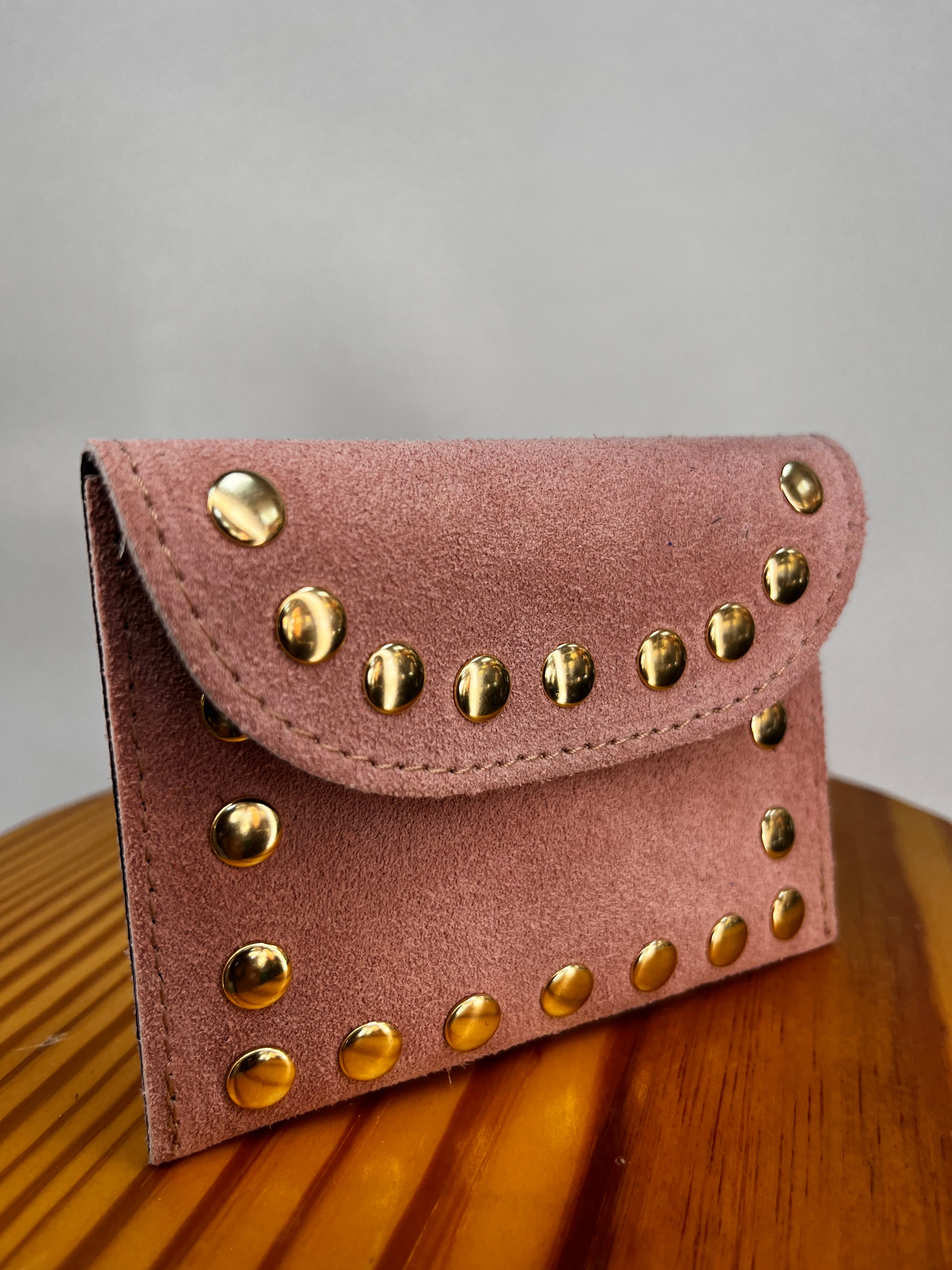 CARTERA DE TACHUELAS ROSA