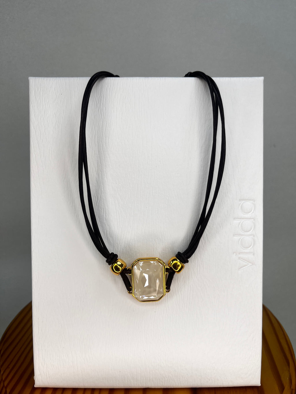 COLLAR ORO Y CUERO VIDDA