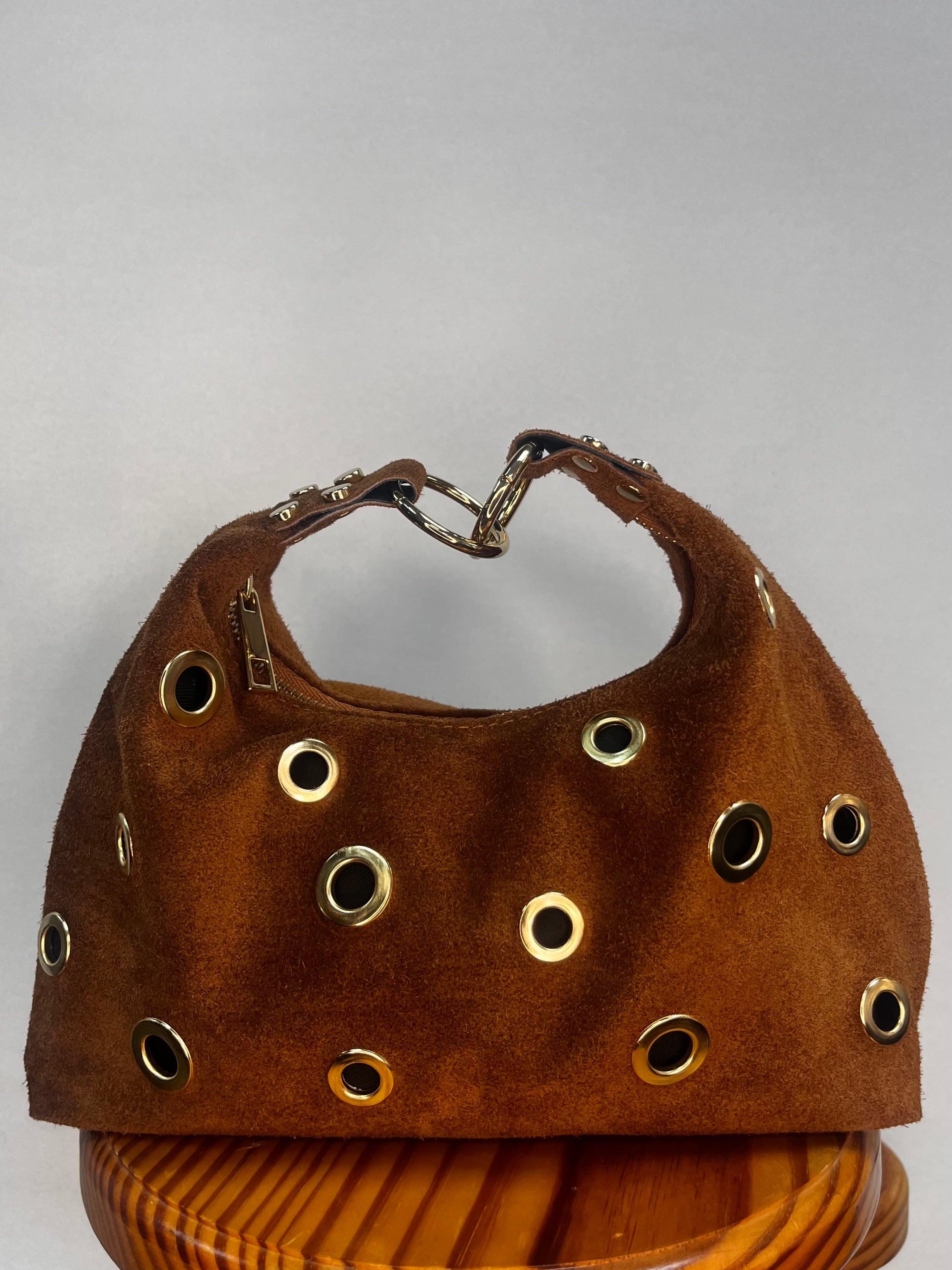 BOLSO ANTE MINI TACHUELA ABIERTA MARRÓN