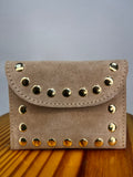 CARTERA TACHUELAS MARRÓN CLARO
