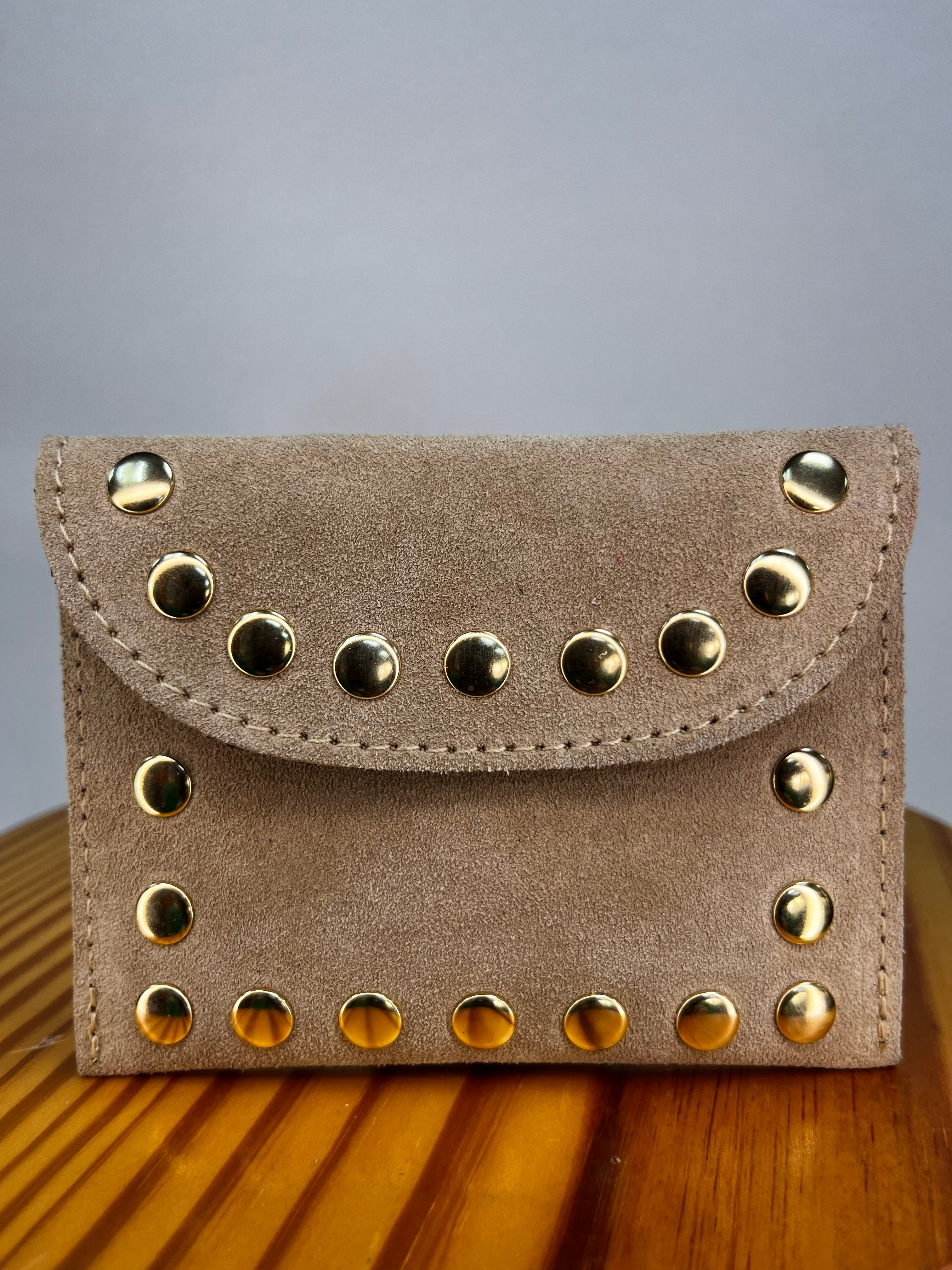 CARTERA TACHUELAS MARRÓN CLARO