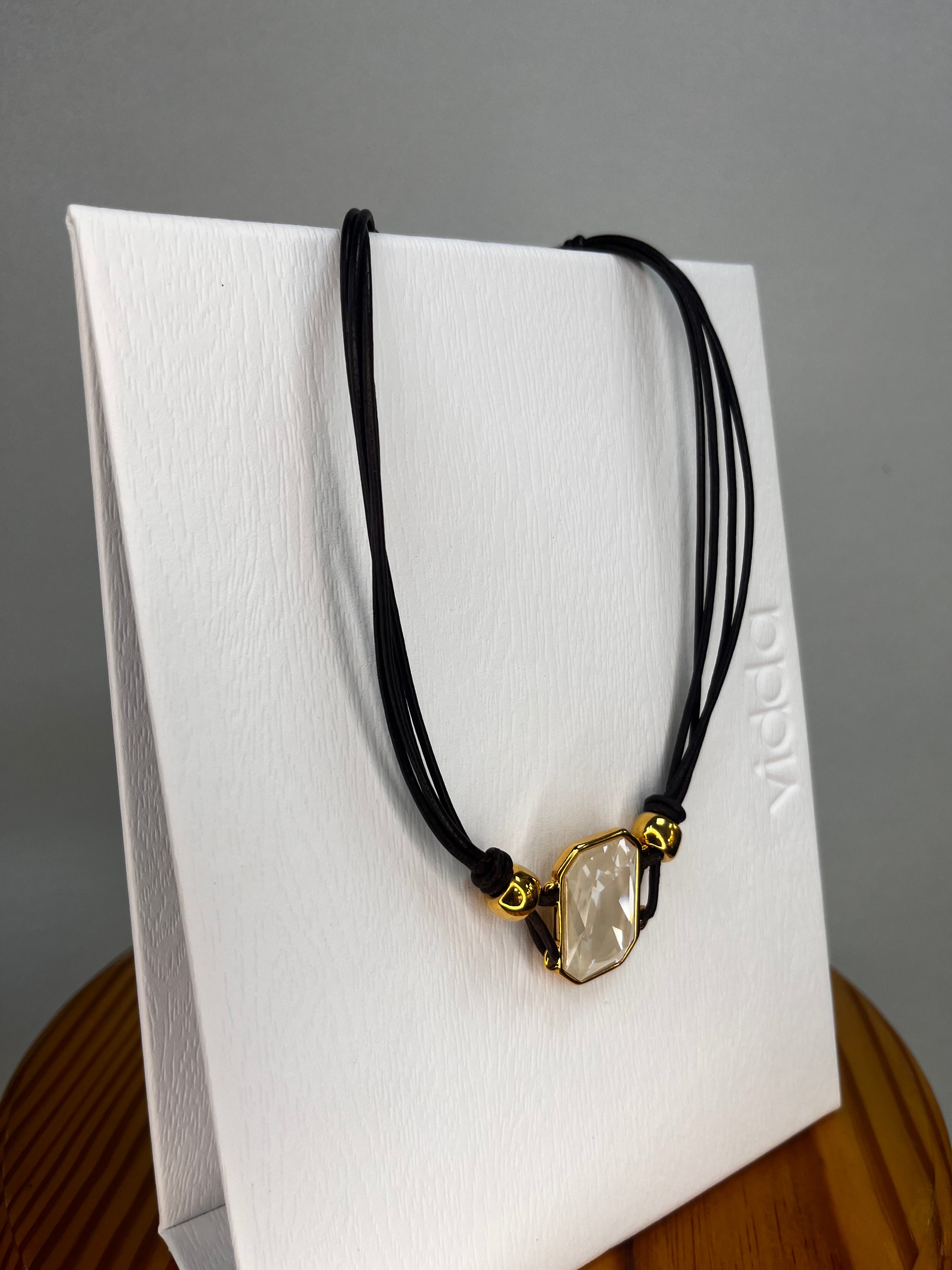COLLAR ORO Y CUERO VIDDA
