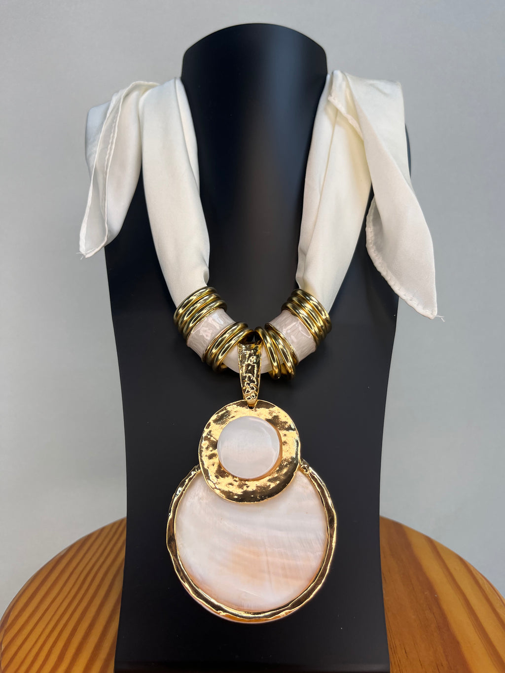 COLLAR PAÑUELO BLANCO