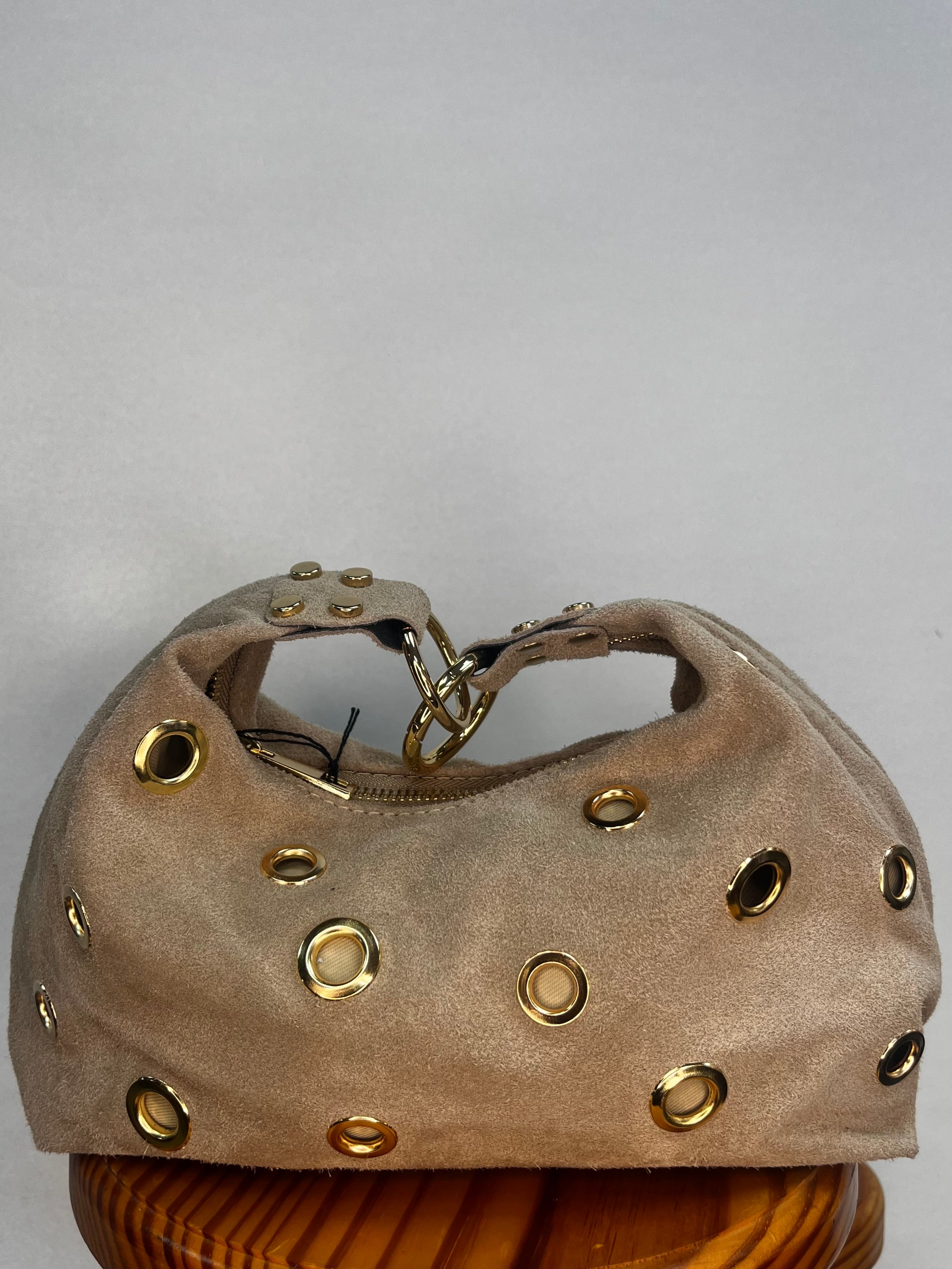 BOLSO ANTE MINI TACHUELA ABIERTA BEIGE