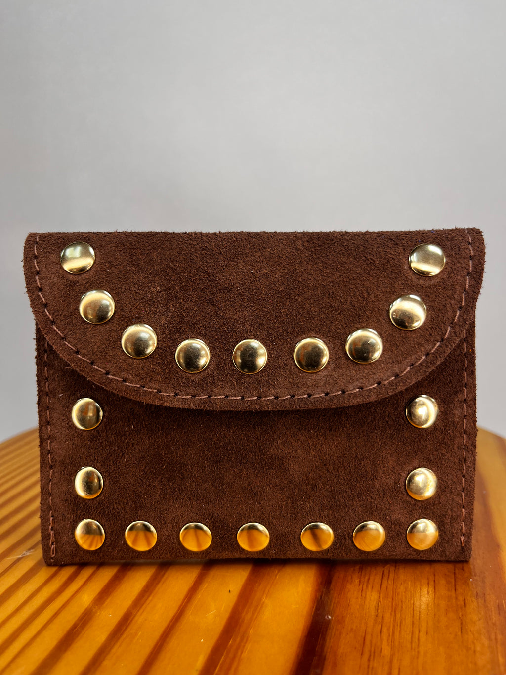 CARTERA TACHUELAS MARRÓN OSCURO
