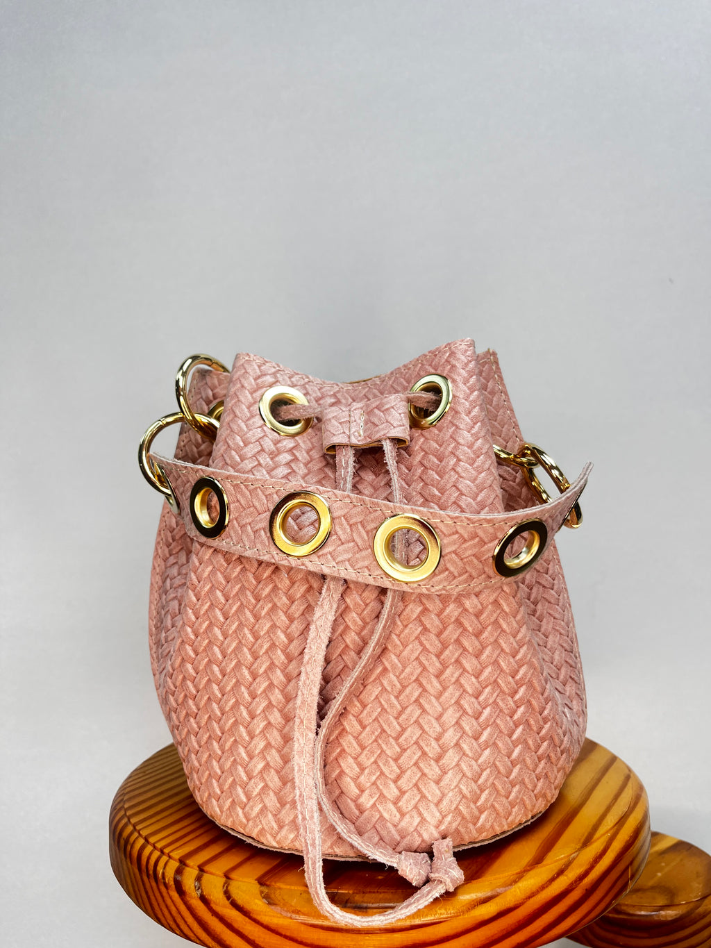 BOLSO BOMBONERA MINI CON TEXTURA ROSA