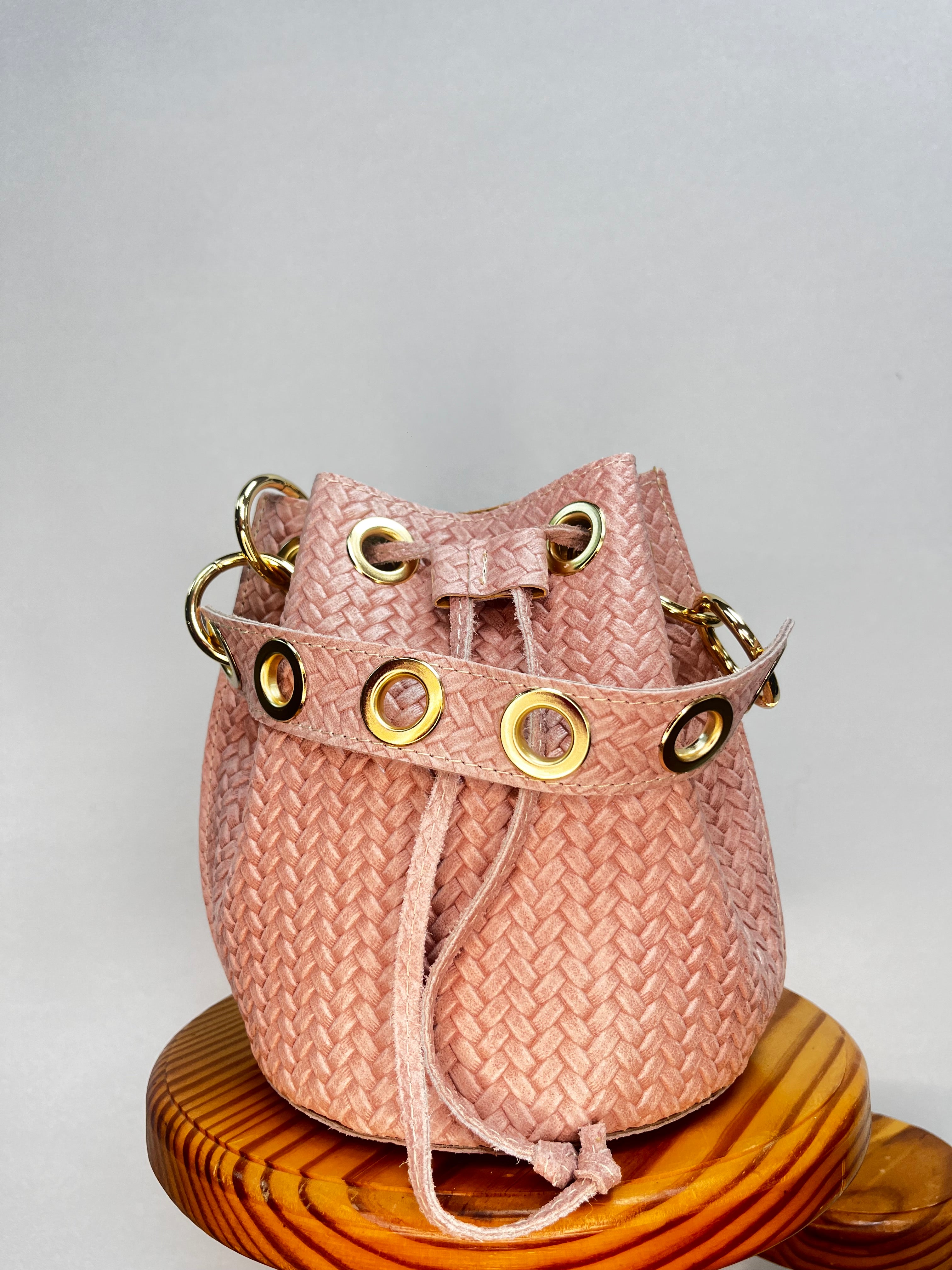 BOLSO BOMBONERA MINI CON TEXTURA ROSA