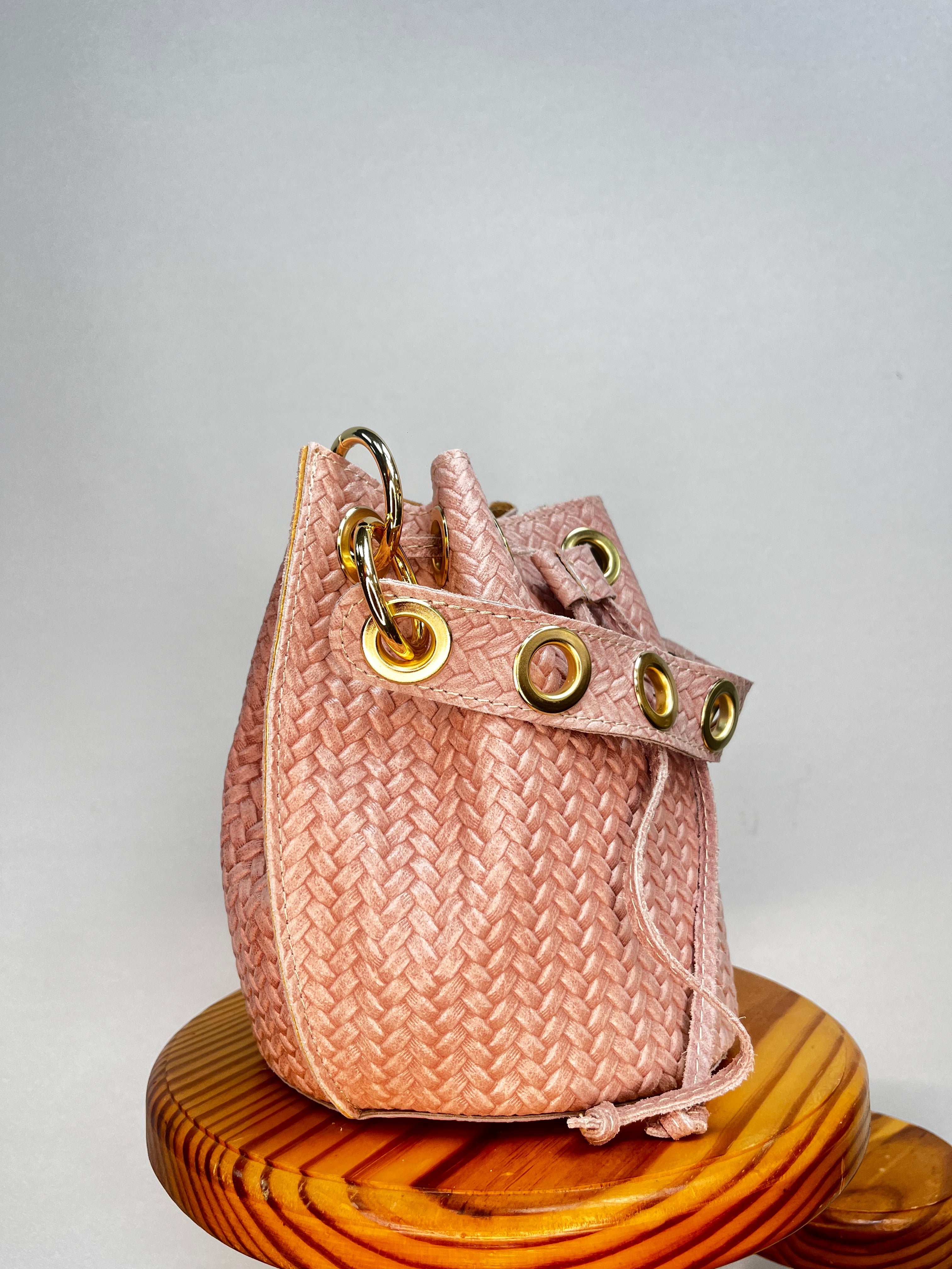 BOLSO BOMBONERA MINI CON TEXTURA ROSA