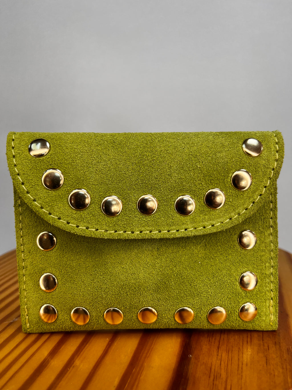 CARTERA TACHUELAS VERDE PISTACHO