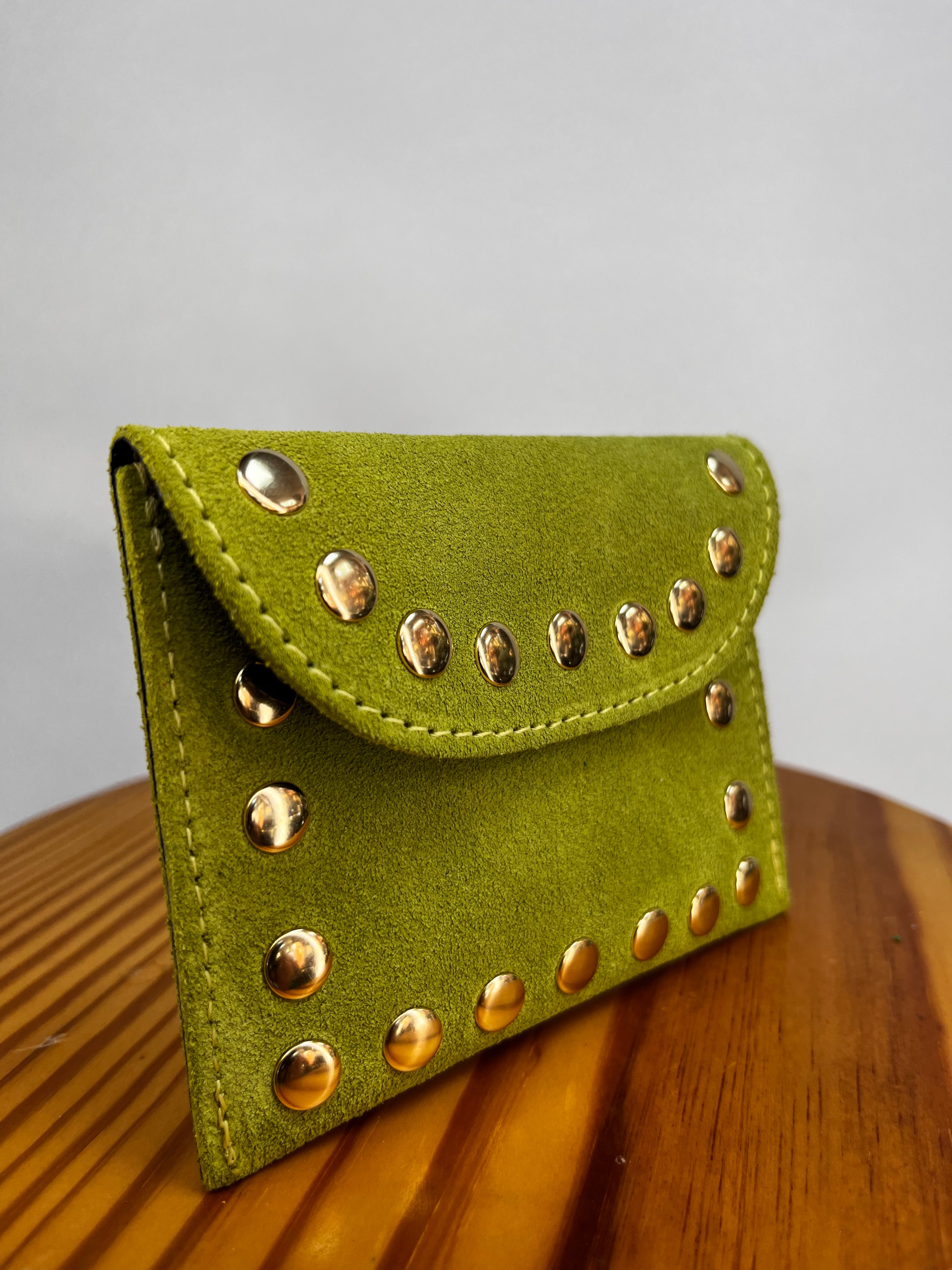 CARTERA TACHUELAS VERDE PISTACHO