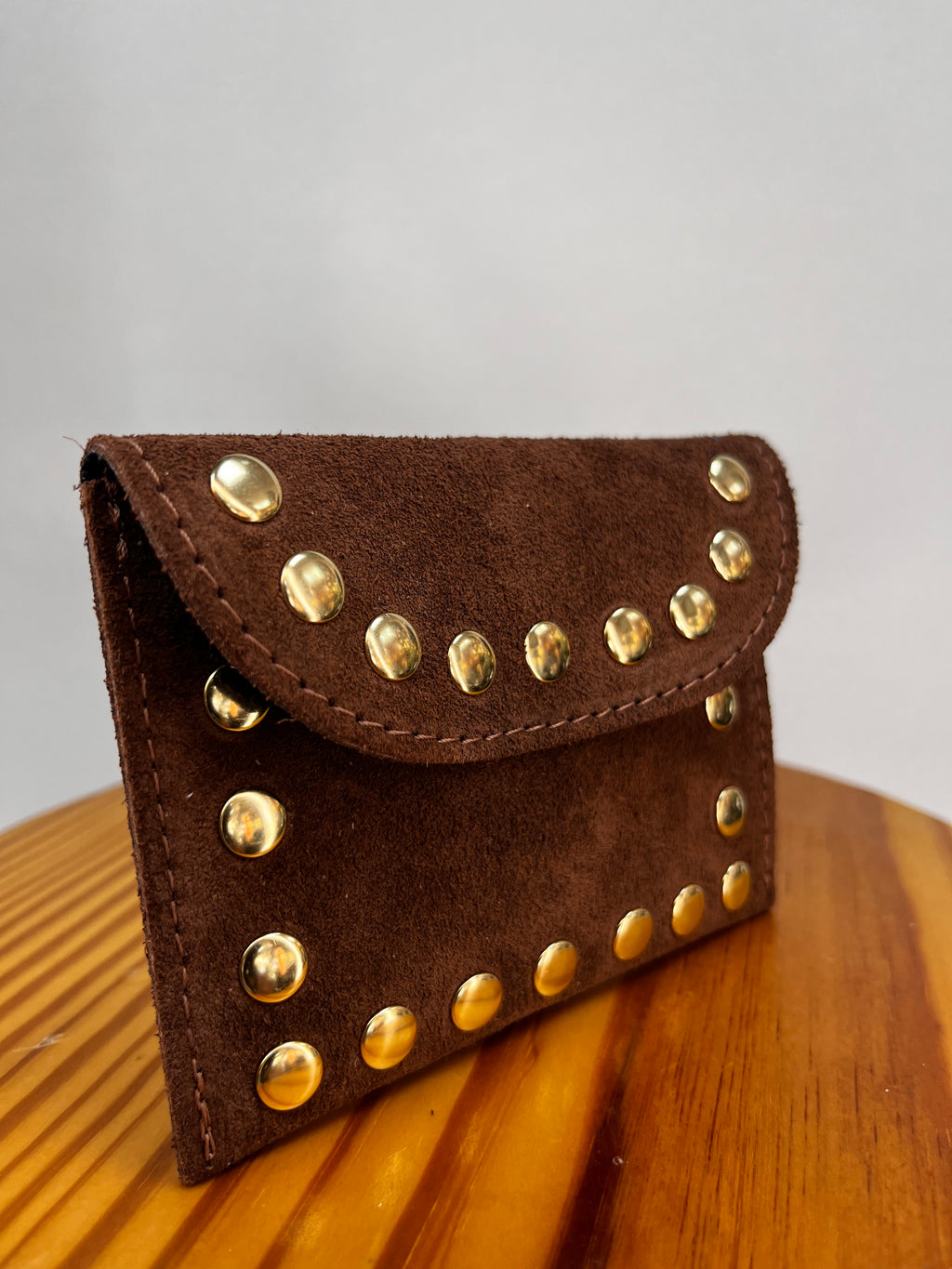 CARTERA TACHUELAS MARRÓN OSCURO
