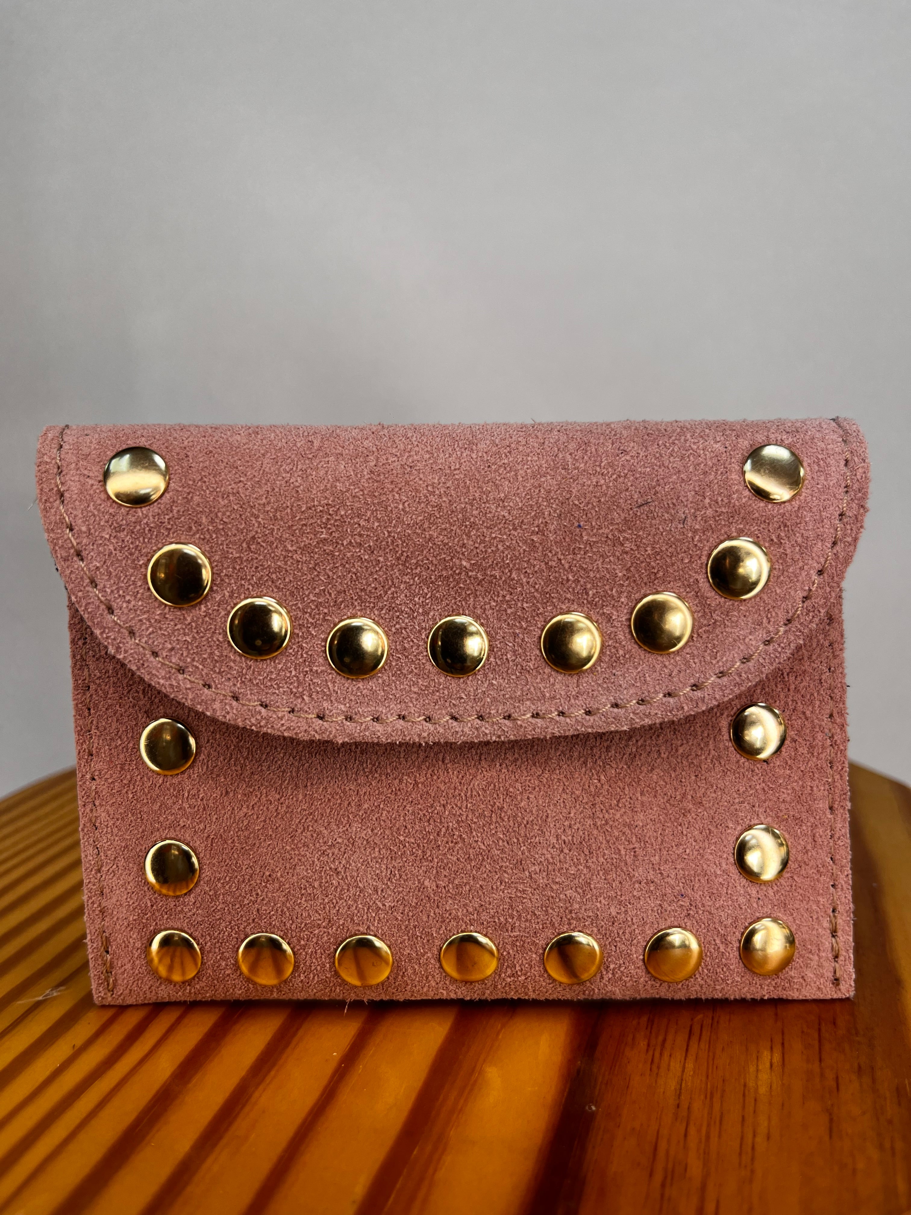 CARTERA DE TACHUELAS ROSA