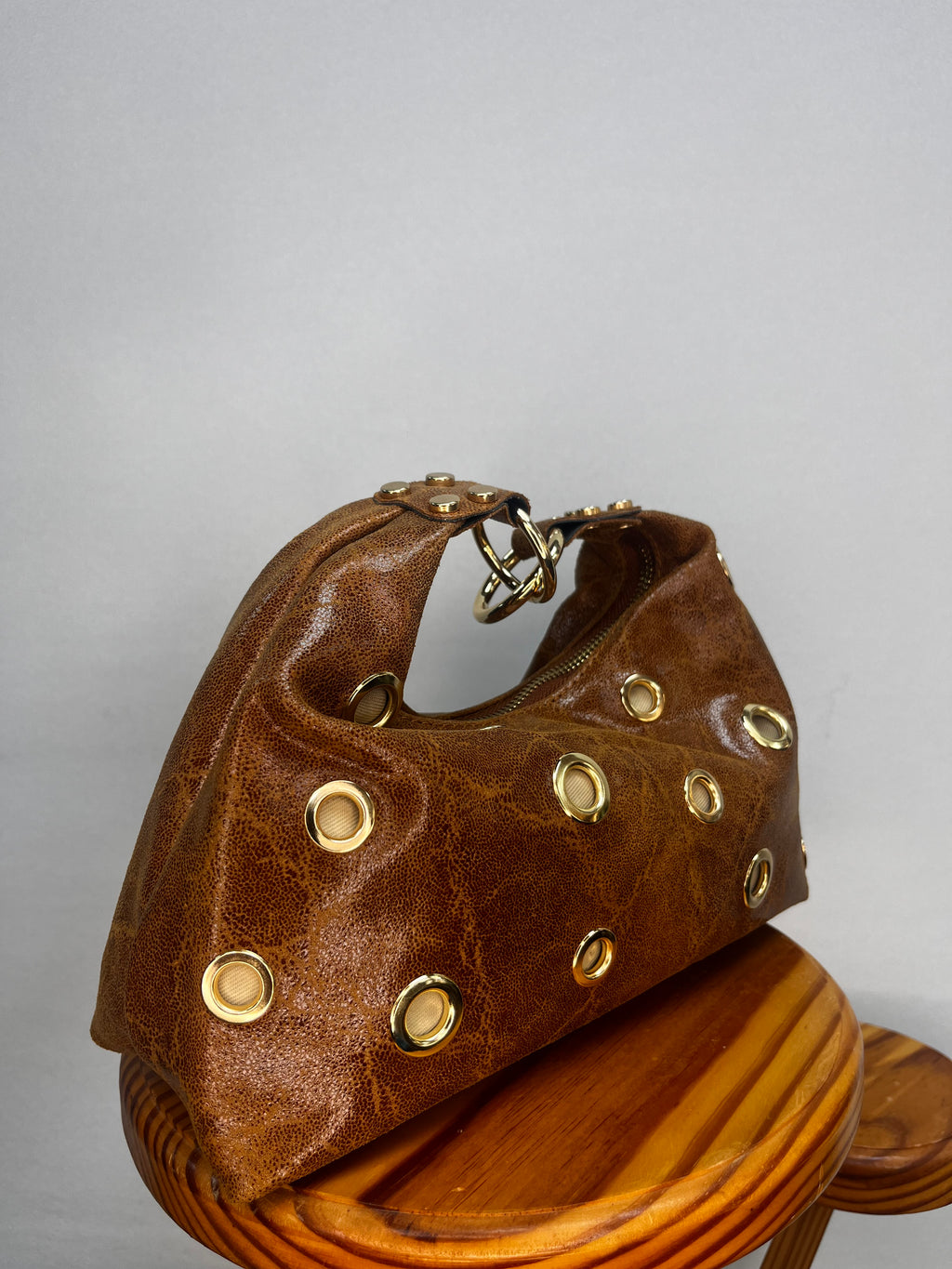 BOLSO BRILLO MINI TACHUELA ABIERTA MARRÓN