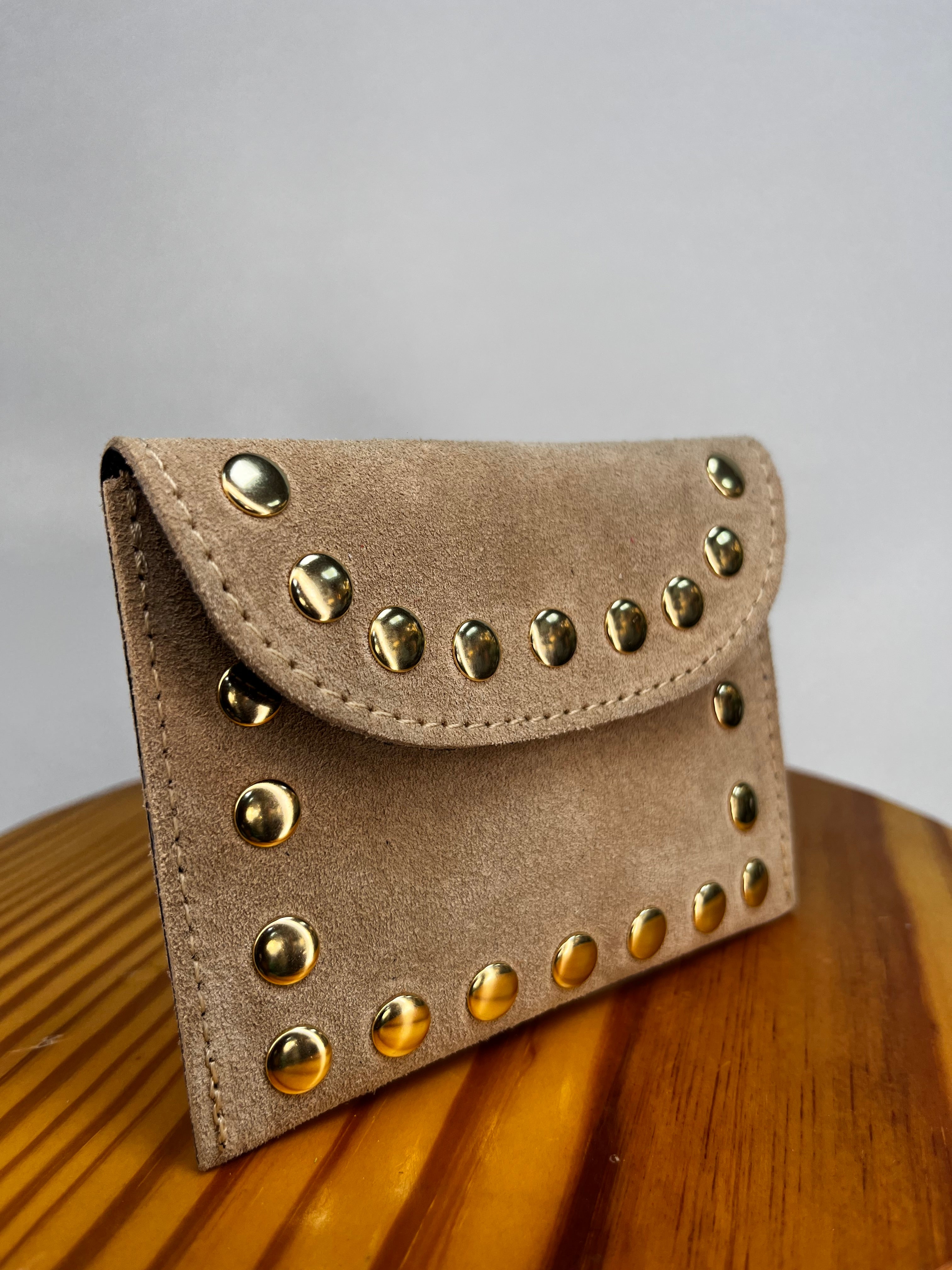 CARTERA TACHUELAS MARRÓN CLARO