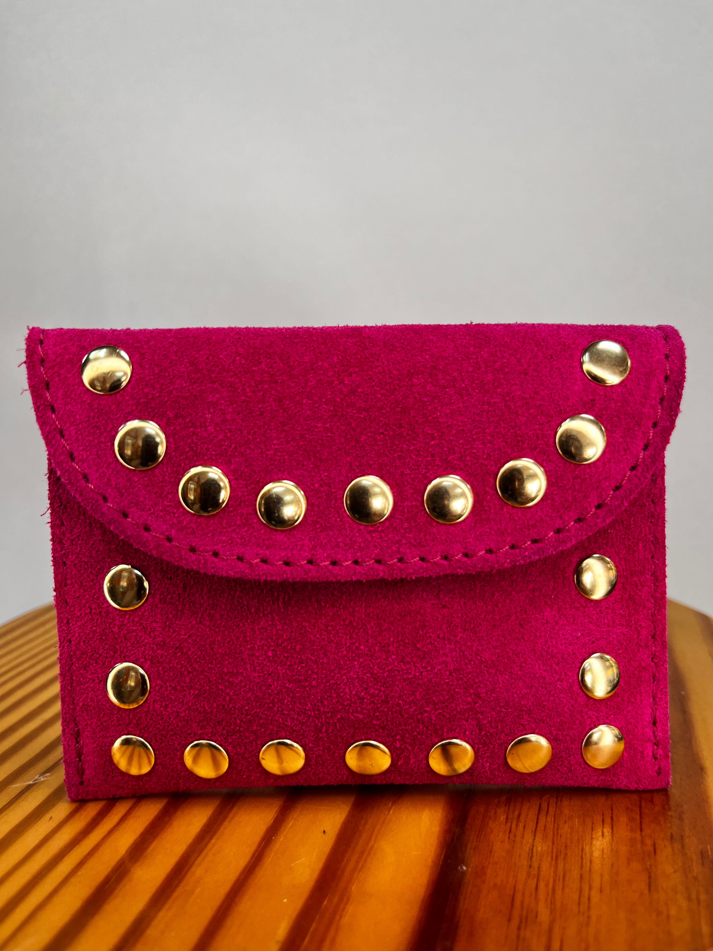 CARTERA TACHUELAS ROSA FUCSIA