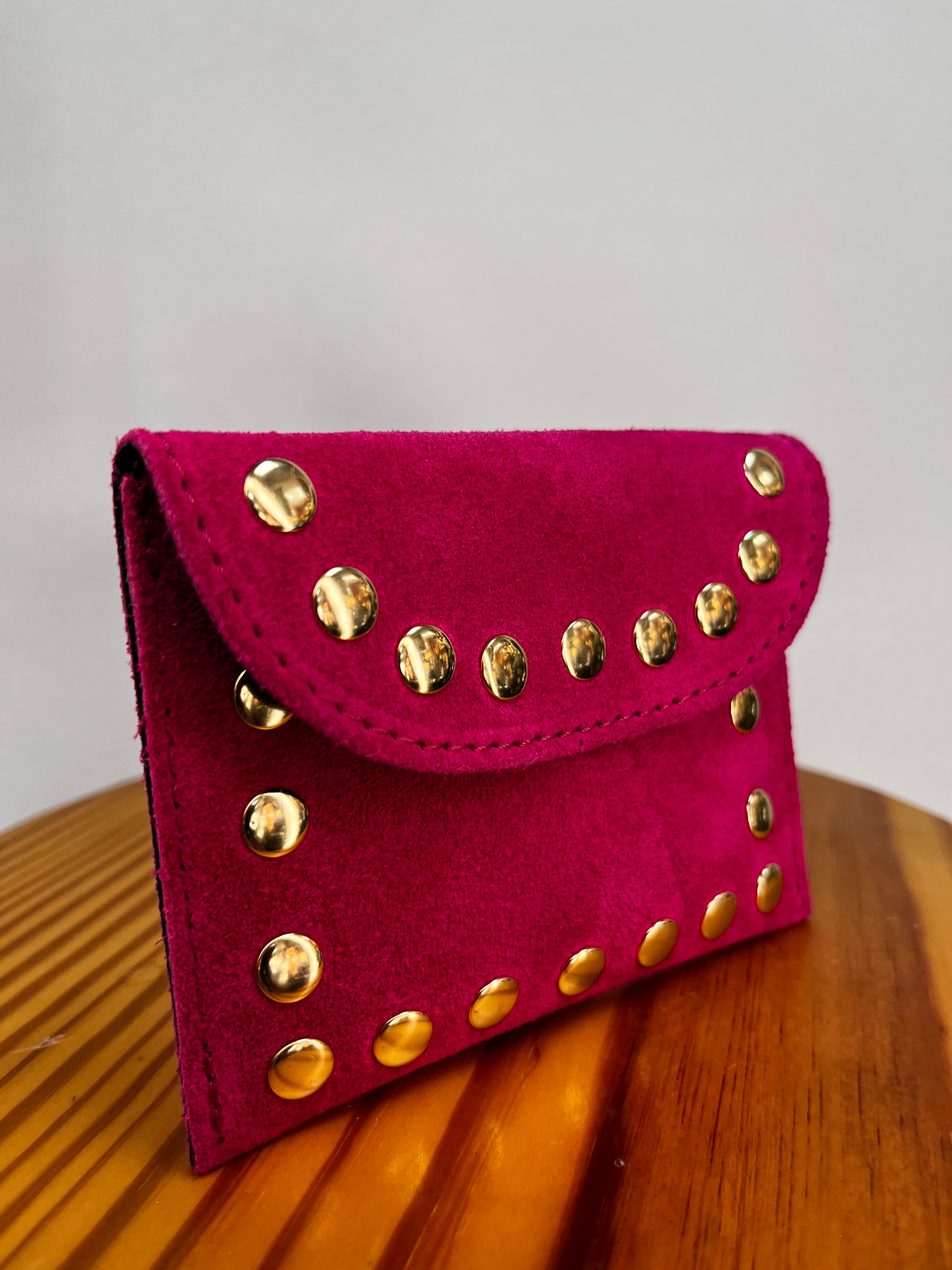 CARTERA TACHUELAS ROSA FUCSIA
